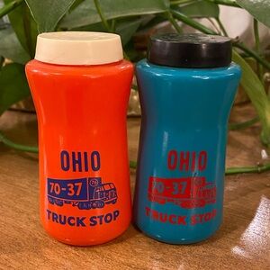 OHIO 70-37 TRUCK STOP  Durkee Pair Of Salt Pepper Shakers Orange Teal VTG Glass